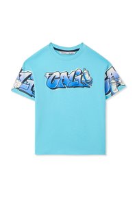 T-shirt di cotone blu chiaro con un design grafico che presenta la parola "CALI" in grandi lettere blu e nere, illustrazioni di bombolette spray sulle maniche.