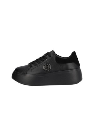 Czarne sneakersy z gładkiej skóry, okrągłym noskiem, grubą platformą i okrągłym logo na boku.
