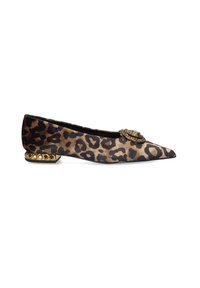 Zapatos planos de leopardo con punta afilada, herrajes decorativos en tono dorado y un tacón bajo tipo bloque realzado con joyas. Textura de tela suave.