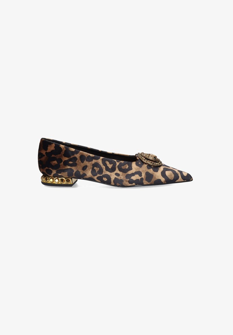 Zapatos planos de leopardo con punta afilada, herrajes decorativos en tono dorado y un tacón bajo tipo bloque realzado con joyas. Textura de tela suave.