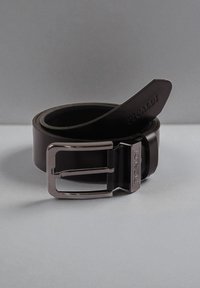 Schwarzer Leder-Gürtel mit silberner Metallschnalle, auf der die Marke "Ricaldi" eingraviert ist, sowie auf der Gürtelspitze.