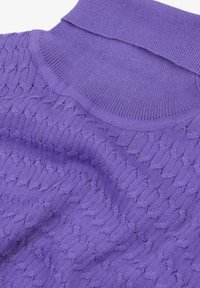 Maglione viola a maglia con un motivo testurizzato, collo alto a coste e tessuto liscio, che mette in risalto un aspetto morbido e accogliente.