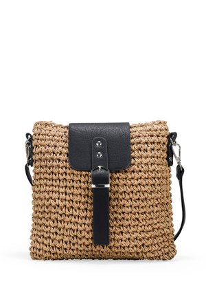 Bolsa de lona de punto en color beige con una superficie texturizada, que cuenta con una solapa de cuero negro con una hebilla plateada y una correa de hombro desmontable.