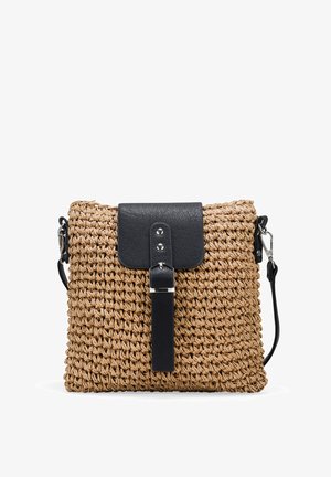 Bolsa de lona de punto en color beige con una superficie texturizada, que cuenta con una solapa de cuero negro con una hebilla plateada y una correa de hombro desmontable.