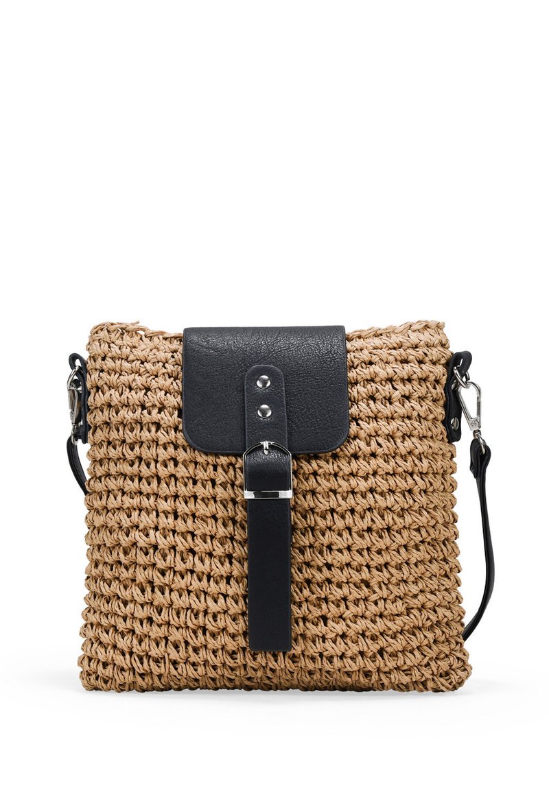 Bolsa de lona de punto en color beige con una superficie texturizada, que cuenta con una solapa de cuero negro con una hebilla plateada y una correa de hombro desmontable.
