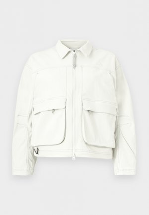 Weiße Reißverschlussjacke mit zwei großen Frontklapptaschen und einem kleinen Logo auf der oberen linken Brust, mit Kragen und langen Ärmeln.