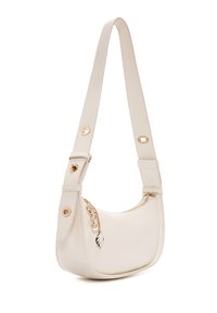 Borsa a spalla in pelle bianca con forma curva, dettagli in metallo dorato e un charm decorativo con design a perla e foglia.