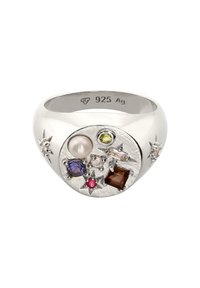 Zilveren ring gegraveerd met "925 Ag" met meerkleurige edelstenen en parel, geplaatst in stervormige zettingen op een getextureerd cirkelvormig oppervlak.