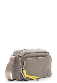 Kompakte beige-braune Crossbody-Tasche mit Struktur, Frontreißverschlusstasche, gelbem Zuganhänger und verstellbarem Schulterriemen vor weißem Hintergrund.