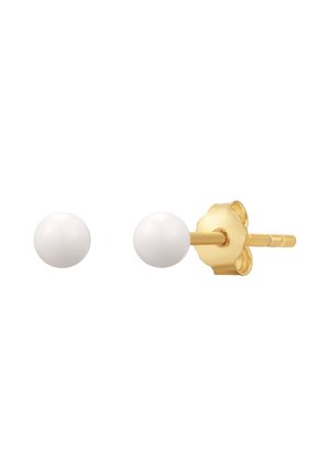 Weiße Keramik-Stiftohrringe mit glänzender Oberfläche, gefasst in goldfarbigem Metall. Jeder Ohrring hat eine kugelförmige Form und einen sicheren Stift.