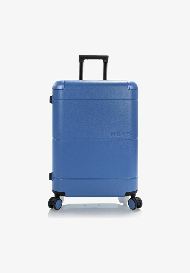 Valise rigide bleue avec une finition texturée, deux roues lisses, une poignée rétractable et un logo sur le panneau avant.