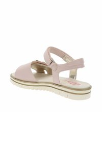 Lichtroze sandaal met uitgesneden ontwerp, verstelbare band en dikke witte zool. Zacht materiaal met een getextureerde voetbed en subtiele metallic accenten.