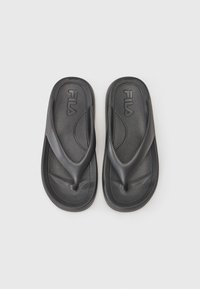 Svarte flip-flops med en teksturert gummisåle og en Y-formet stropp. Har preget "FILA"-logo på toppen. Lett og fleksibel design.