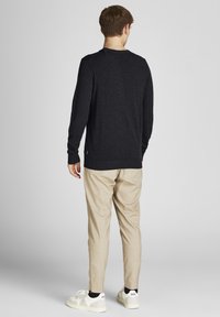 Jack & Jones JJEEMIL V-NECK NOOS - Pulover - black