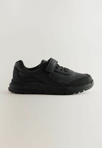 Černá sportovní bota s hladkým syntetickým svrškem, šněrovacím designem, suchým zipem a gumovou podrážkou s texturovanými detaily a drážkami.