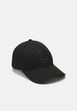 Gorra de béisbol negra con visera curvada y un logotipo "LA" azul brillante en la parte frontal. Hecha de tela, con un diseño sin costuras y banda ajustable.