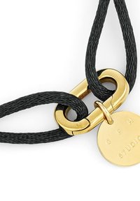 Corda nera intrecciata con chiusura in metallo dorato lucido e targhetta a disco incisa con "C P H STUDIO." Presenta finiture lisce e testurizzate.