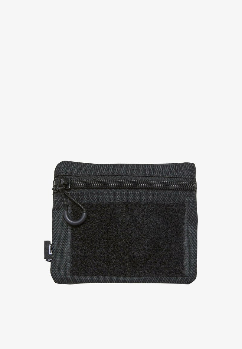 Juodas užtrauktukas maišelis, pagamintas iš tekstūruotos medžiagos, su minkštu Velcro užsegimu priekyje ir apvaliu žiedu ant užtrauktuko.