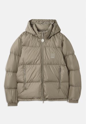 Gevoerde jas in een gedempt olijfgroen, met een capuchon, ritszakken, elastische manchetten en een logopatch op de borst. Glad oppervlak.