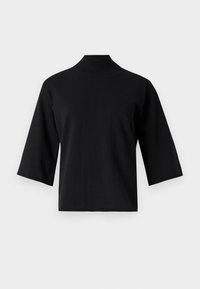 Svart turtleneck topper laget av myk stoff, med trekvart ermer og en avslappet passform med en jevn tekstur. Ingen mønstre eller aksenter.