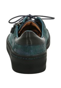 Leder-Sneaker mit einer strukturierten, dunkelblauen Oberseite und schwarzer Gummisohle. Verfügt über blaue Nähte und ein Schnürdesign.