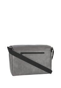 Borsa a tracolla grigia realizzata in materiale testurizzato, con chiusura a pattina, tasca frontale con zip e cinturino regolabile nero.