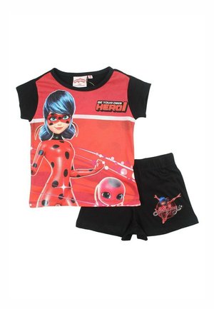 Set di pigiami per bambini composto da una maglietta rossa e nera con stampa di personaggi, abbinata a pantaloni corti neri. Materiale in cotone, maniche corte, design casual.