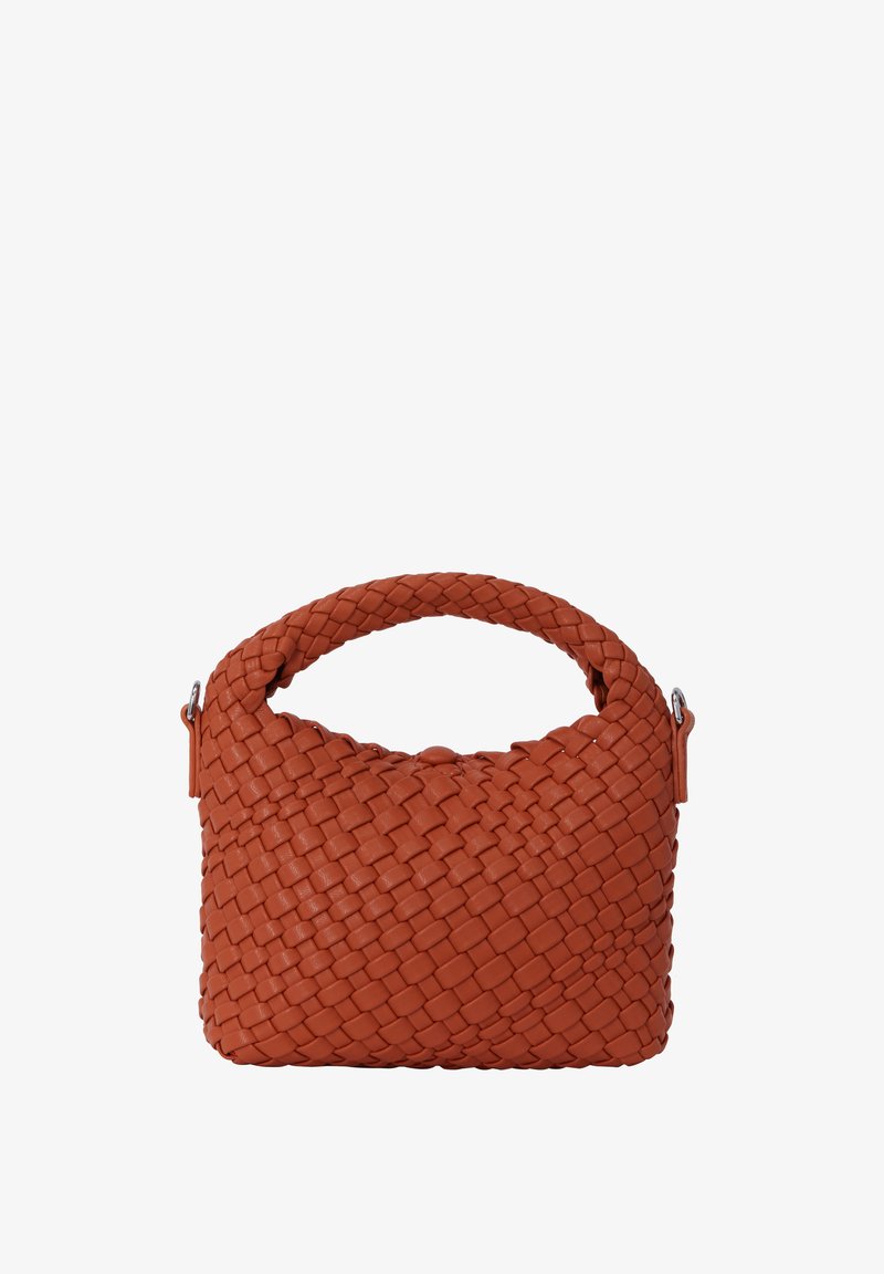 Vævet brun lædertaske med et buet bærehåndtag, der har en struktureret overflade og en kompakt rektangulær form. Sølvfarvede detaljer er til stede.