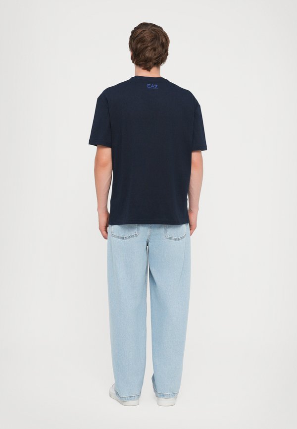 TRAIN LOGO TEE - Print T-shirt2