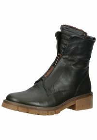 Musta nahka nilkkurit, joissa on pehmustettu kaulus ja sahalaitapisto, sivuvetoketju ja paksu kumipohja.