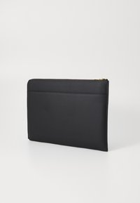 Sort læder laptop sleeve med en glat tekstur, der har en guld lynlås og en forlommes, rektangulær form, strømlinet design.