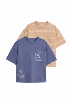 Twee kinder-T-shirts met korte mouwen, één beige met strepen en een zakje, de ander blauw met oceaanthema tekst en afbeeldingen.