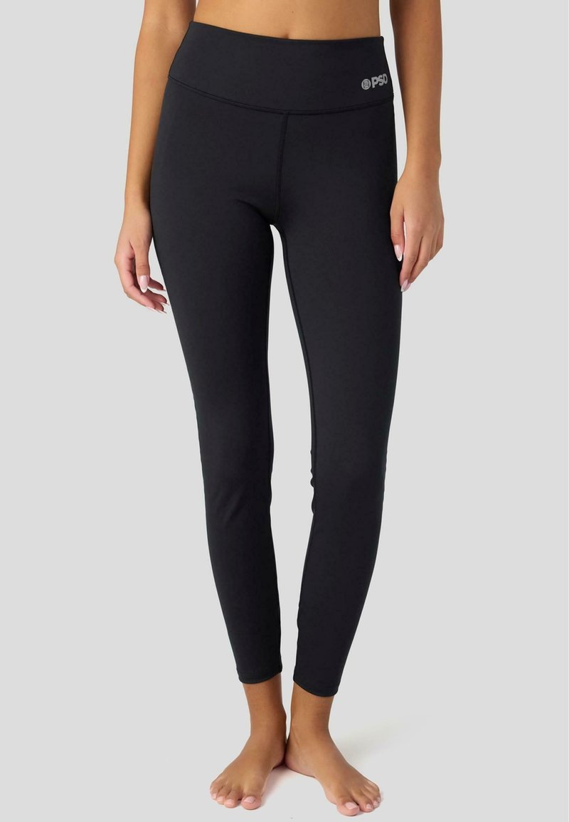 Svarta leggings tillverkade av ett elastiskt tyg, med en bred midjeresår och sömdekoration längs sidorna. Inga mönster eller prydnader förekommer.