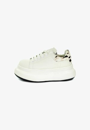 Białe sneakersy na platformie z grubą podeszwą, sznurowane z przodu, z beżowymi i czarnymi detalami w zwierzęcy wzór na kołnierzu pięty.