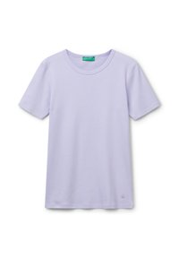 Camiseta de algodón lavanda con mangas cortas, cuello redondo y pequeño logo cerca del dobladillo. Textura suave y diseño sencillo.