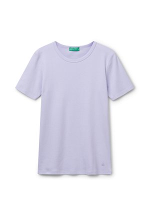 Lavendel katoenen t-shirt met korte mouwen, ronde hals en een klein logoaccent bij de zoom. Zachte textuur en eenvoudig ontwerp.