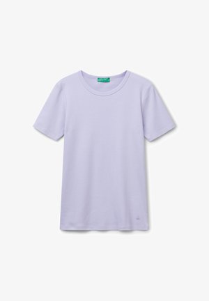 Lavendel katoenen t-shirt met korte mouwen, ronde hals en een klein logoaccent bij de zoom. Zachte textuur en eenvoudig ontwerp.