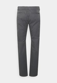 Pantalon en coton gris foncé à coupe droite, avec poches arrière et taille standard. Texture lisse, sans motifs visibles.