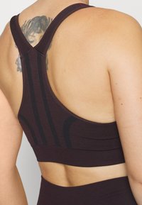 ICANIWILL RUSH SEAMLESS BRA - Vidutiniškai krūtinę prilaikanti sportinė liemenėlė - burgundy