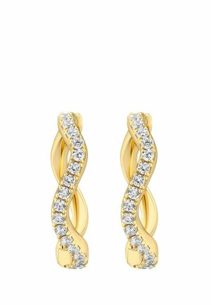 Boucles d'oreilles en or avec un design torsadé comportant une ligne de pierres claires et rondes sur un côté, mettant en valeur la finition métallique texturée.