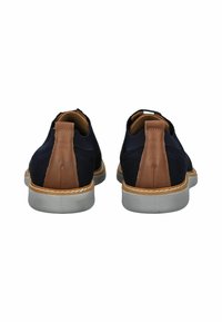 Scarpe blu navy con tomaia in rete e dettaglio in pelle marrone sul tallone. Suola in gomma bianca con cuciture lungo il bordo.