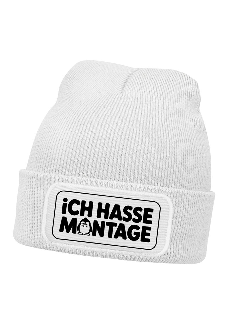 White knit beanie with a folded cuff, featuring a rectangular patch with the text “¡CH HASSE MONTAGE!” and a cartoon character in black.