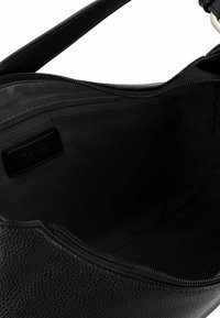 Borsa in pelle nera con superficie texture, dotata di chiusura con zip e interno foderato in tessuto. Include un'etichetta del marchio all'interno.