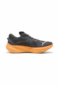 Scarpa da corsa in rete nera con superficie texturizzata, dotata di una suola moldata arancione e un accento del logo bianco sulla punta. Design ergonomico per il comfort.