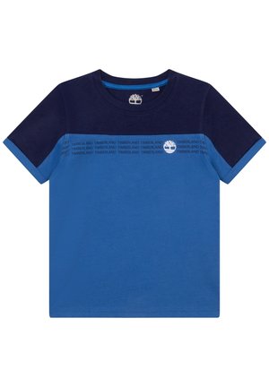 Koszulka chłopięca z krótkim rękawem, z granatową górną częścią, niebieską dolną częścią, powtarzającym się napisem "Timberland" i białym logo drzewa na piersi.