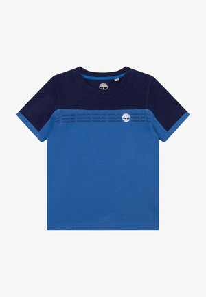 Camiseta de manga corta para niños con sección superior azul marino, sección inferior azul, texto repetido "Timberland" y logo de árbol blanco en el pecho.