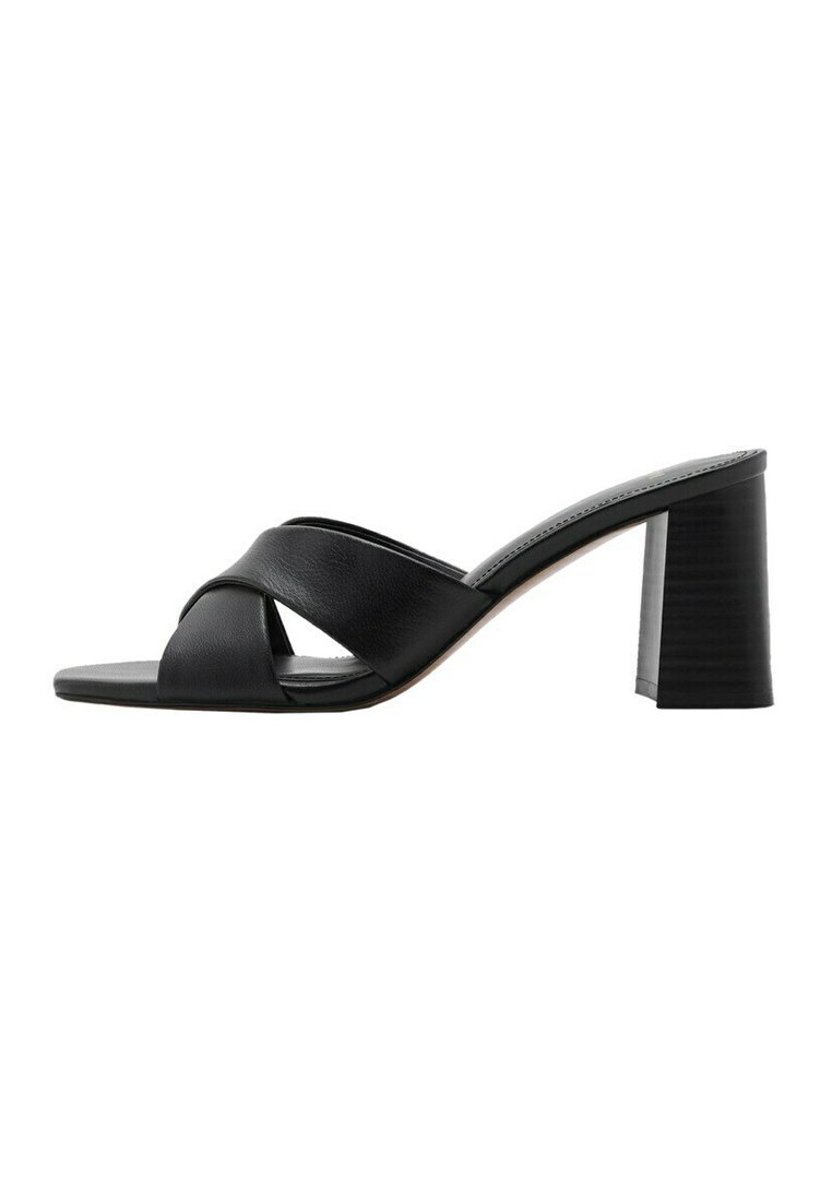 Mule à talon ouvert en cuir noir avec larges brides croisées et un talon large et carré.
