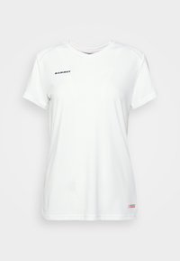 Camiseta atlética de manga corta blanca con el logo de "Mammut" en el pecho y un pequeño logo de "Polartec" cerca del dobladillo, diseño simple sobre un fondo claro.