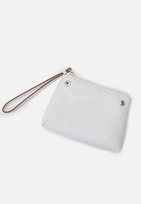 Pochette en cuir blanc avec fermeture éclair, dotée d'une lanière brune et d'accents en métal. Texture lisse, forme rectangulaire, branding minimal.