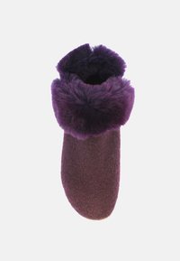 Lila filttoffel med en plyschfoder på kanten. Rundad form och texturerad yta, med ett mjukt och varmt inre.